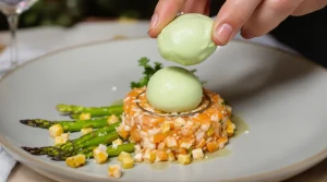Tartare de saumon et glace aux asperges vertes : l’entrée fraîche qui surprend dès la première bouchée